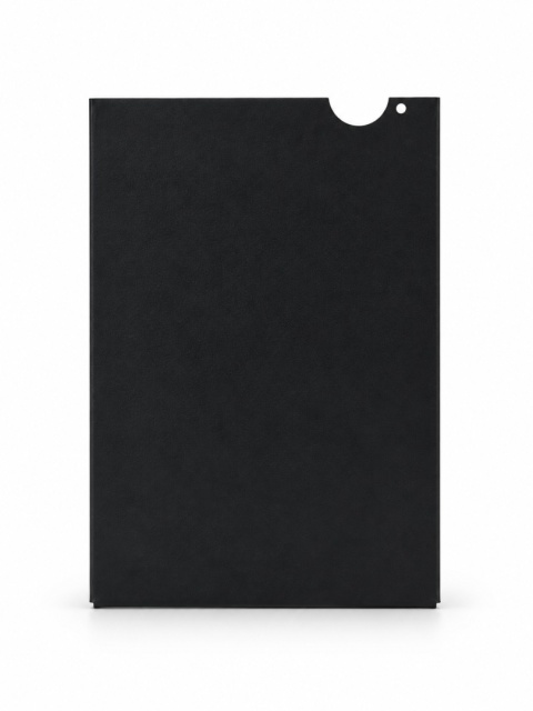 Tył czarnej wkładki negatywowej do kaset wielkoformatowych 9x12 cm widoczny na jasnym tle.